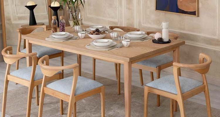 تمیز‌کردن میز و صندلی ناهارخوری